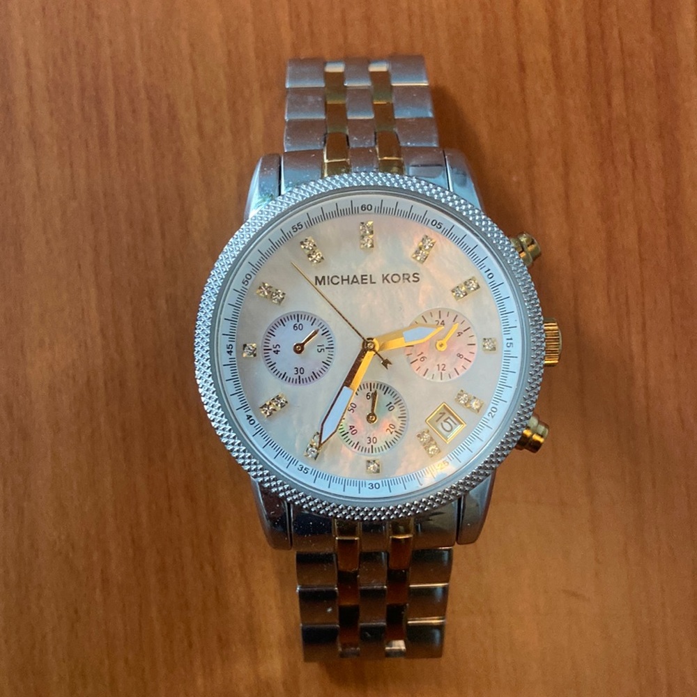 michael kors watch. please message me for size details. i DO NOT have extra link